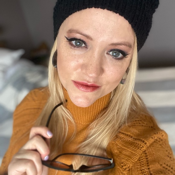 Hi! I’m Liz with 𝓕𝓲𝓸𝓻𝓮 𝓐𝓶𝓸𝓻𝓮. I love fashion and all things pretty! Come shop! 🛍 - Picture 2 of 3